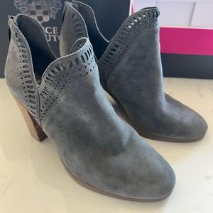 Vince Camuto BC-FILEANA Greystone Suede bootie size 7.5